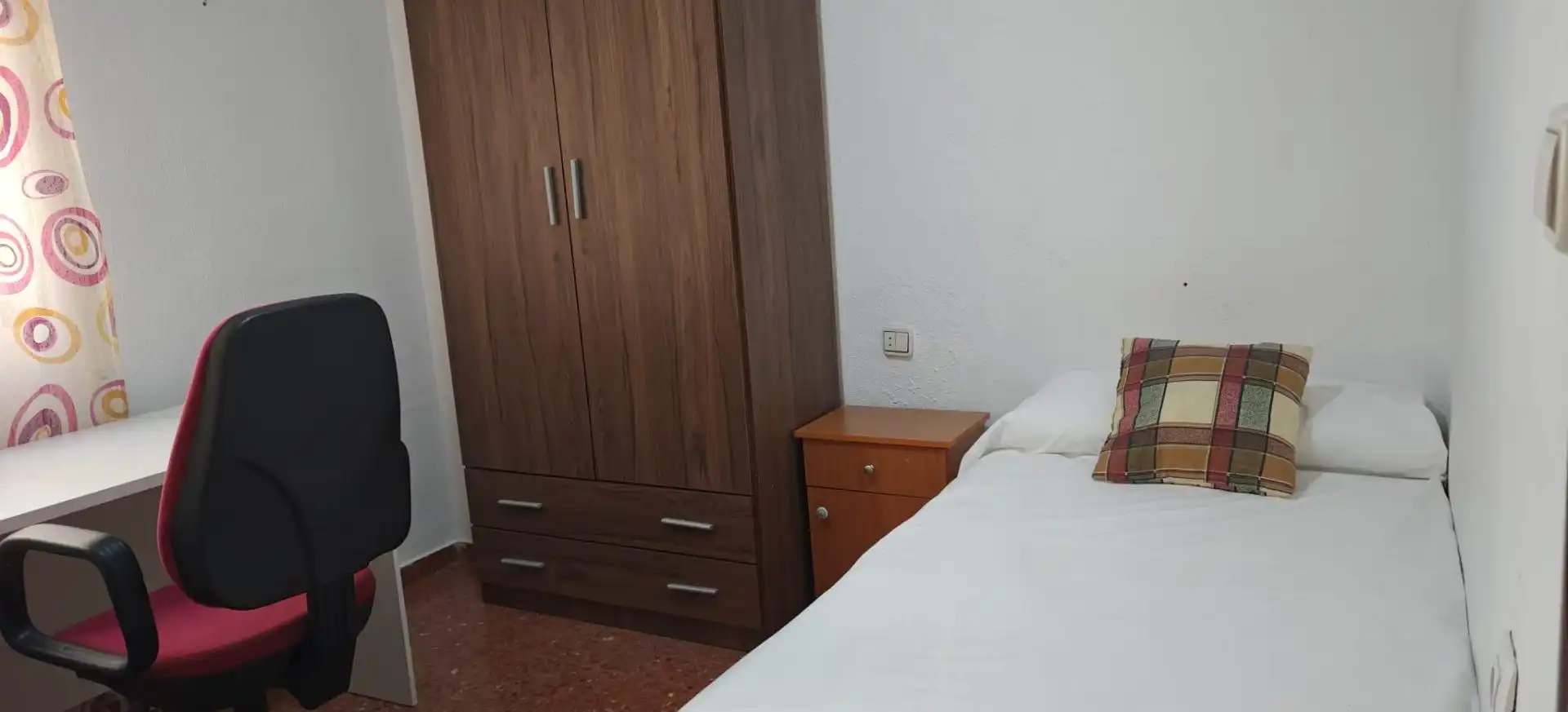 Dormitori de Pis de lloguer en Granada amb Aire condicionat, Moblat i Balcó