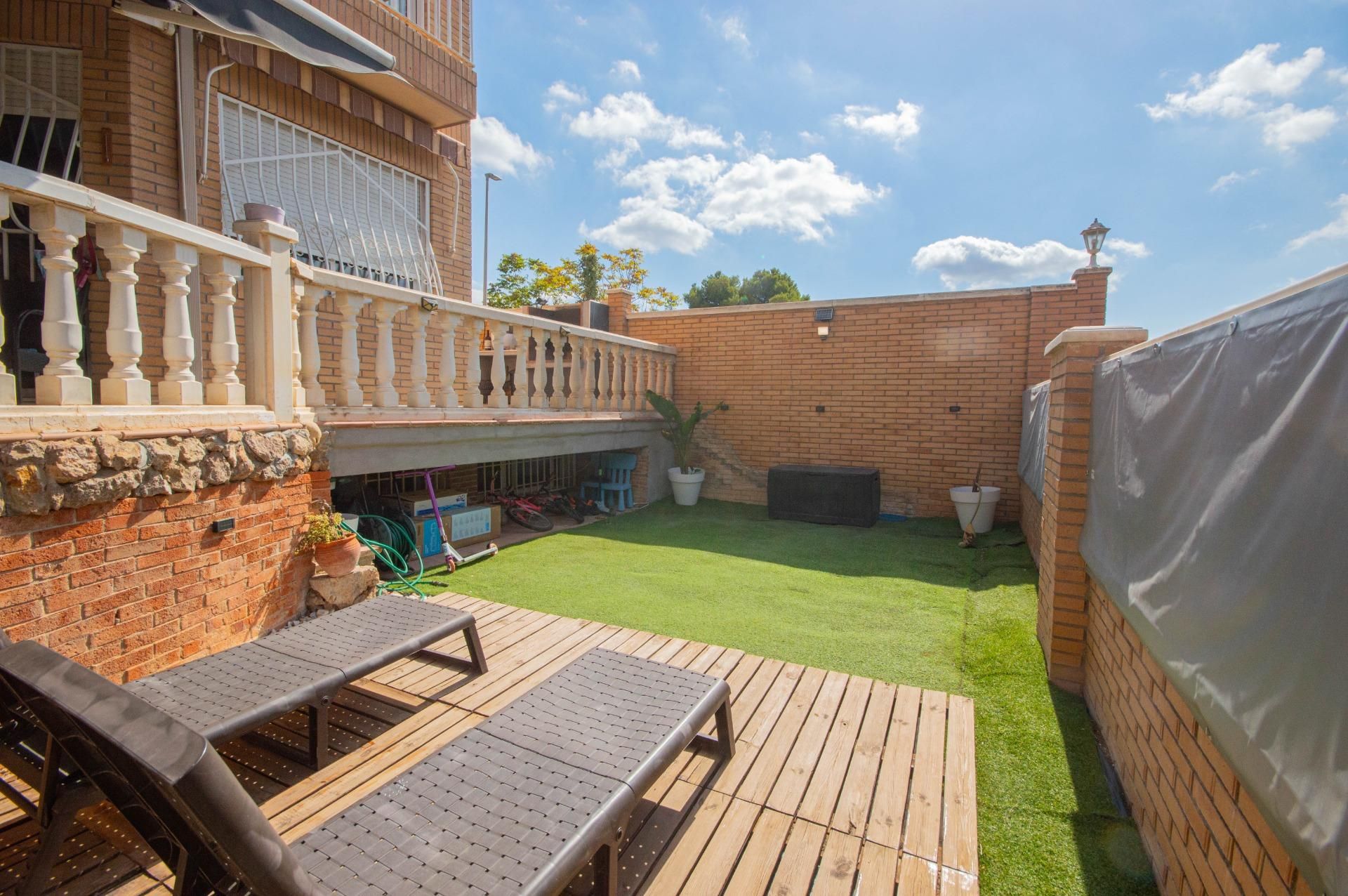 Jardí de Casa adosada en venda en Petrer amb Aire condicionat, Calefacció i Jardí privat