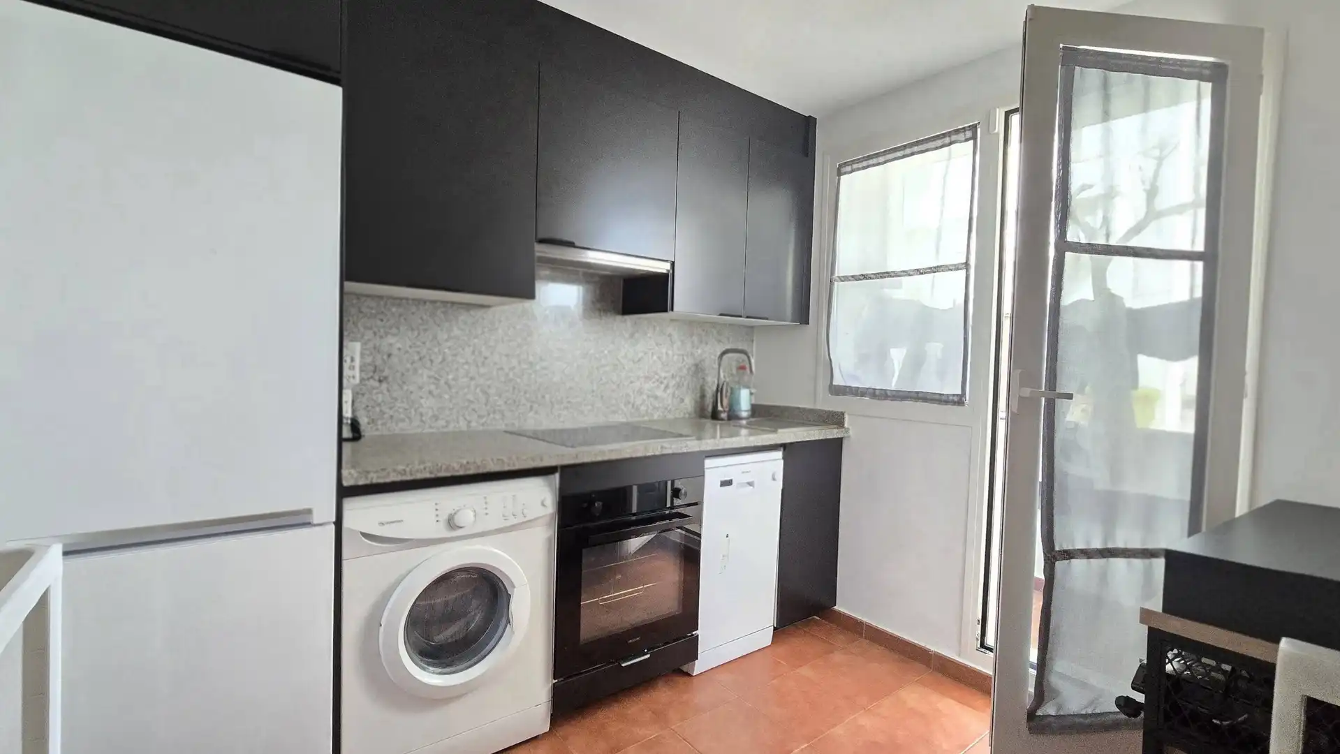 Cuina de Dúplex en venda en Estepona amb Aire condicionat, Jardí privat i Terrassa