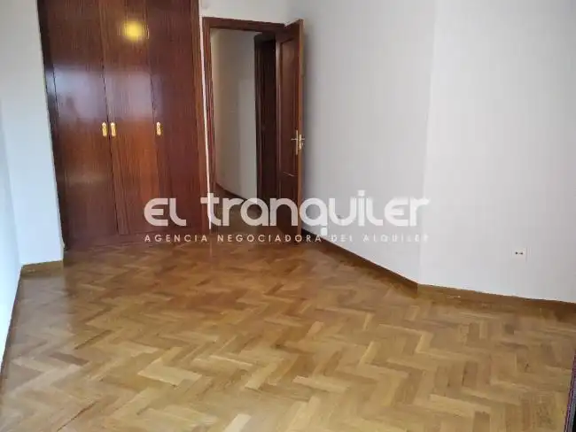 Wohnung zur Miete in Calle LOS PINOS, Prado Santo Domingo - Ensanche