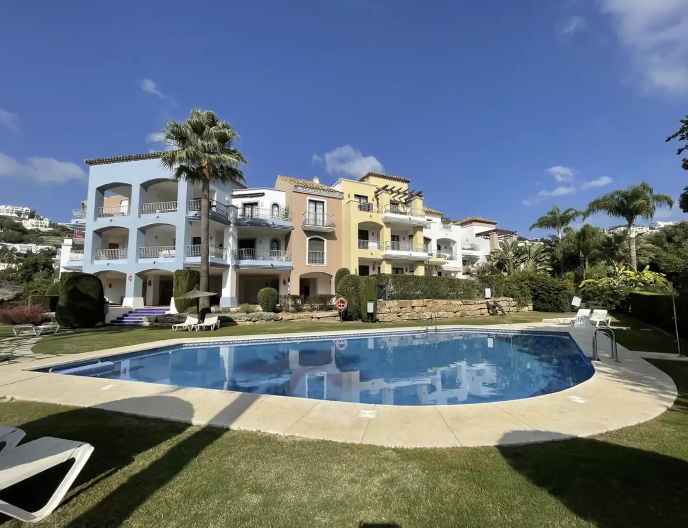 Vista exterior de Apartamento en venta en Benahavís con Aire acondicionado, Calefacción y Terraza