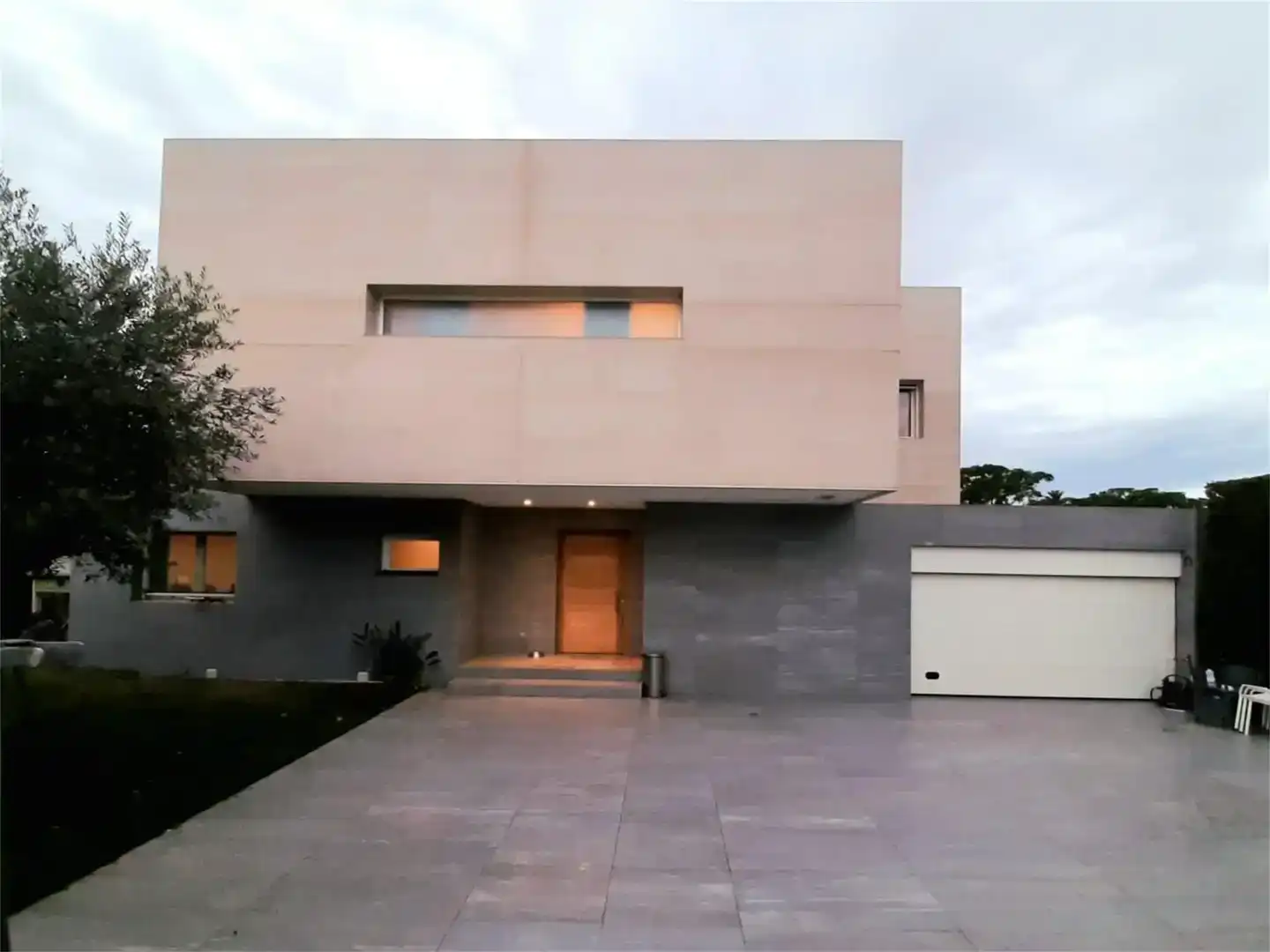 Vista exterior de Casa adosada en venda en Empuriabrava amb Aire condicionat, Piscina i Balcó