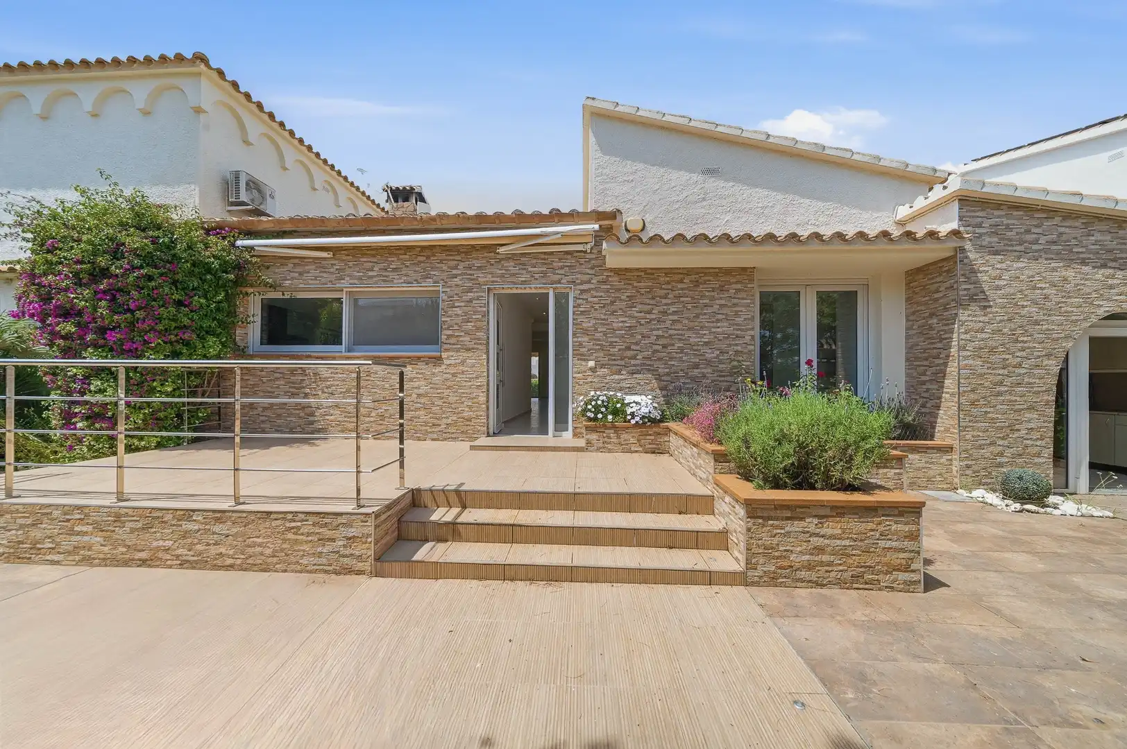 Vista exterior de Casa o chalet en venta en Empuriabrava con Aire acondicionado, Jardín privado y Terraza