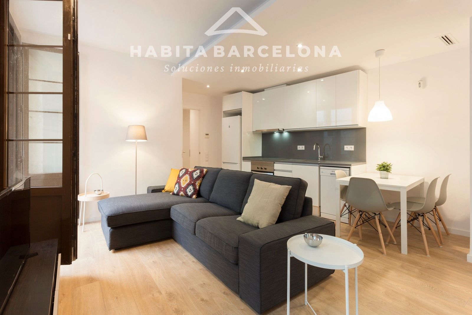 Living room of Flat for rent in  Barcelona Capital  with Air Conditioner, Heating and Parquet flooring