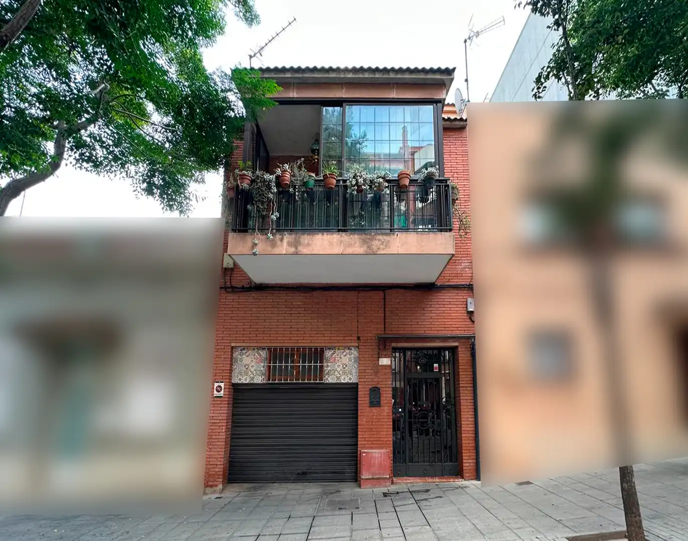 Vista exterior de Casa o xalet en venda en Esplugues de Llobregat amb Terrassa, Traster i Balcó