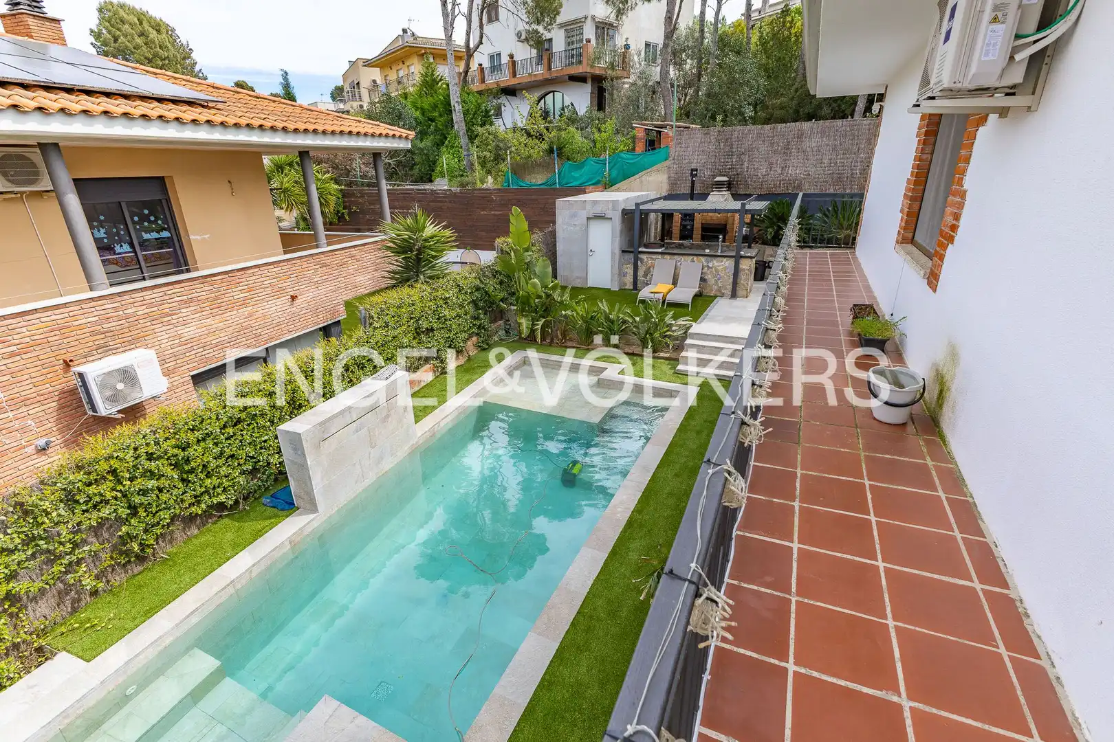 Piscina de Casa adosada en venta en Terrassa con Aire acondicionado, Calefacción y Jardín privado