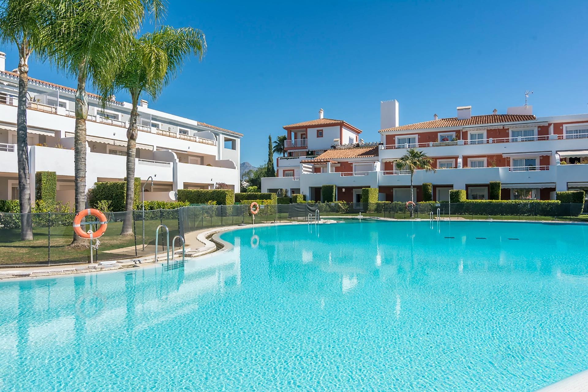 Vista exterior de Àtic en venda en Estepona amb Aire condicionat, Calefacció i Terrassa