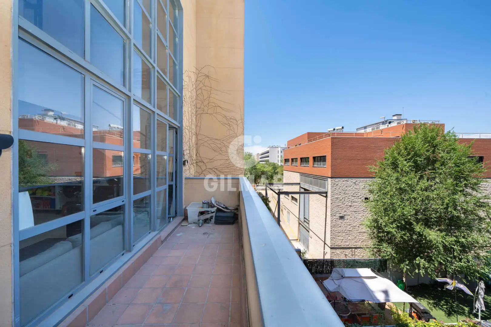 Vista exterior de Dúplex en venda en Madrid amb Calefacció i Balcó