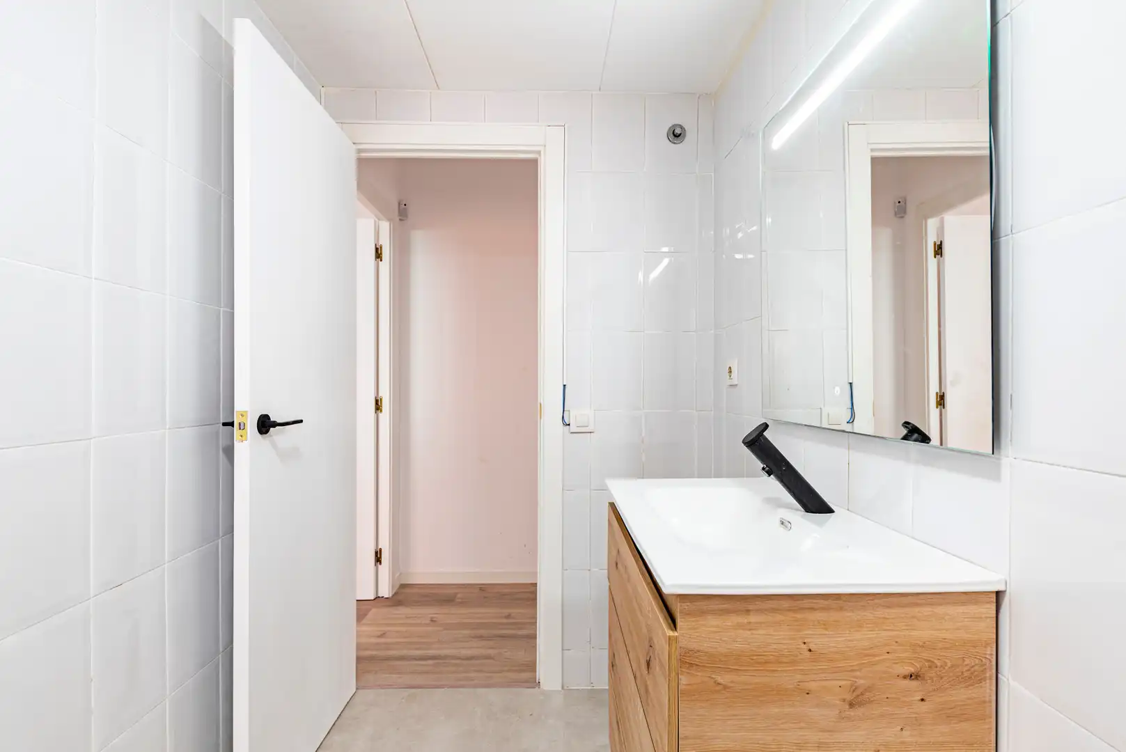 Badezimmer von Wohnung zum Verkauf in Mataró mit Parkett, Terrasse und Balkon