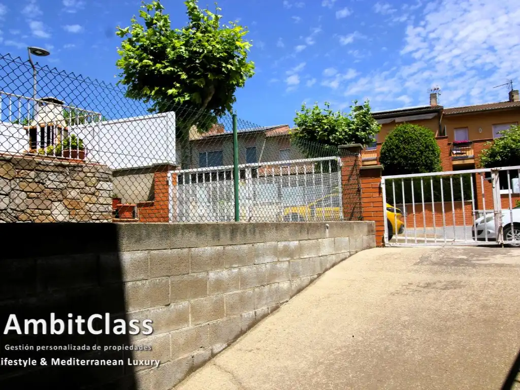 Vista exterior de Casa adosada en venda en Centelles amb Calefacció, Jardí privat i Terrassa