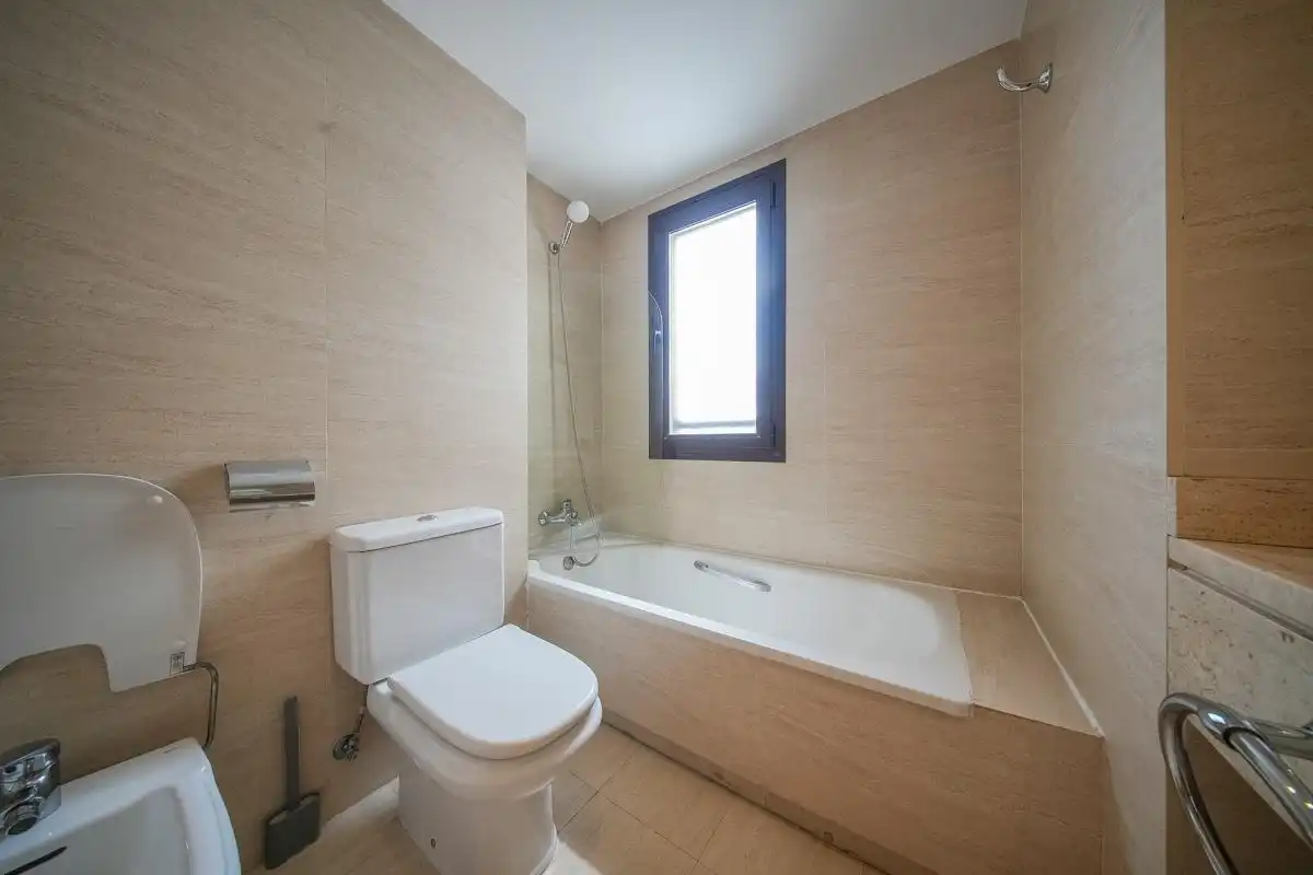 Baño de Ático en venta en Madrid con Aire acondicionado, Calefacción y Jardín privado
