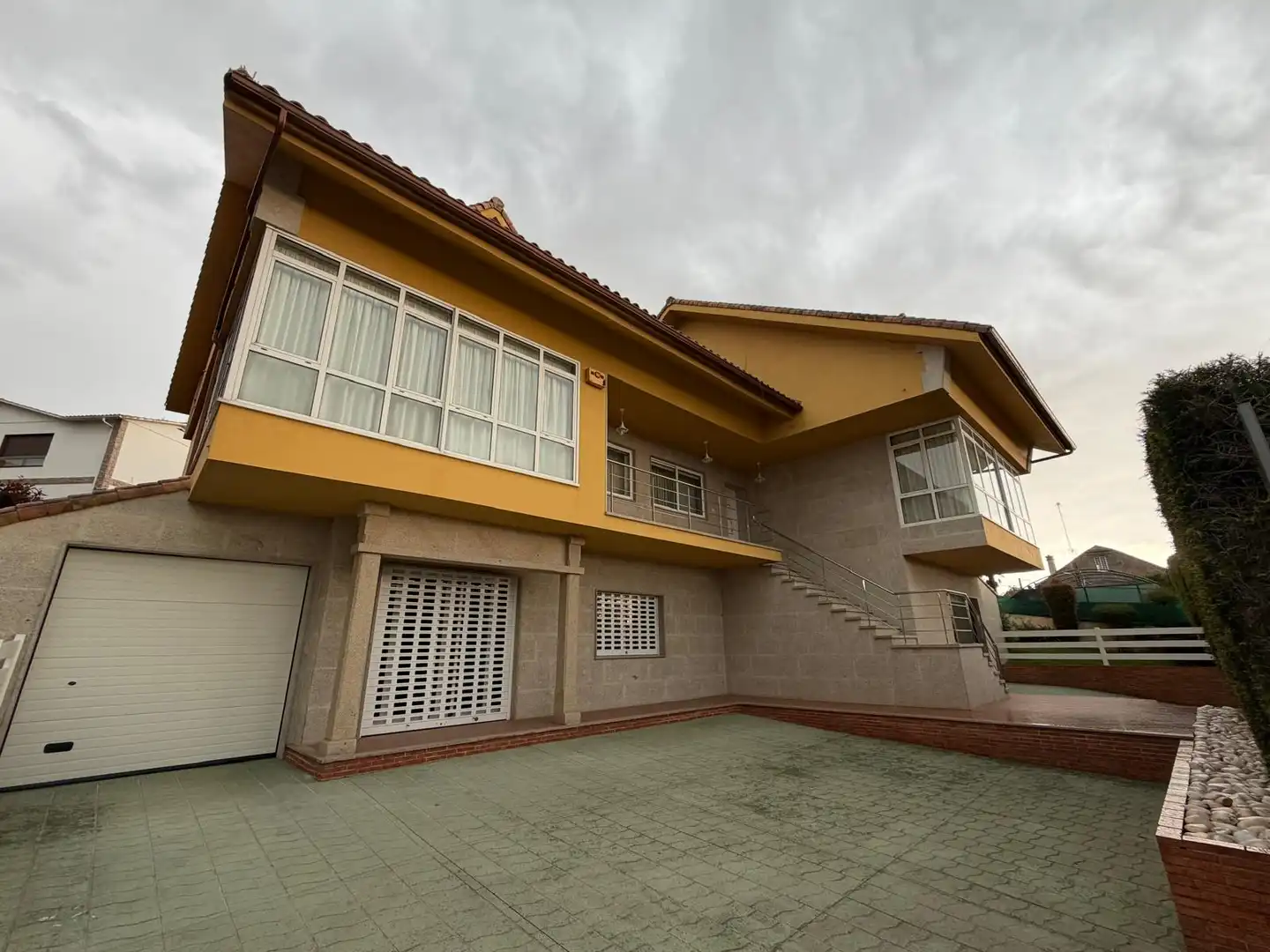 Vista exterior de Casa o xalet en venda en Vigo  amb Jardí privat, Parquet i Terrassa