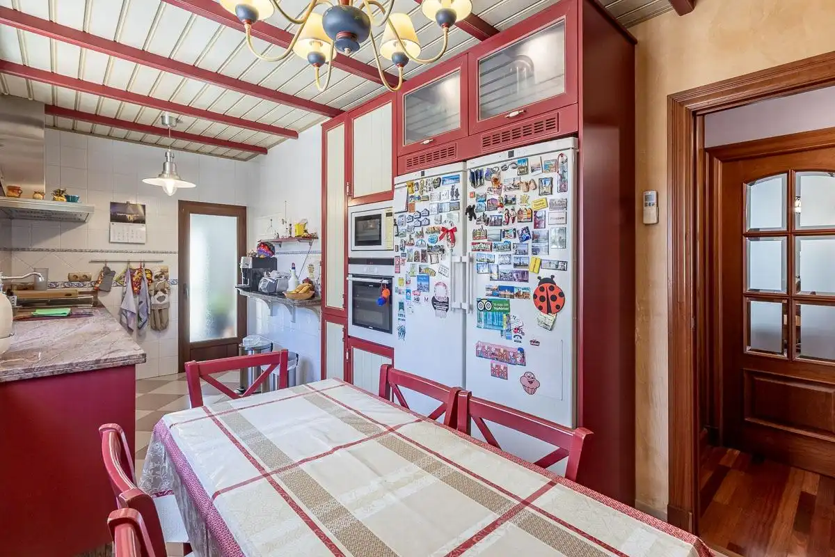 Cuina de Casa o xalet en venda en Granada amb Aire condicionat, Calefacció i Jardí privat