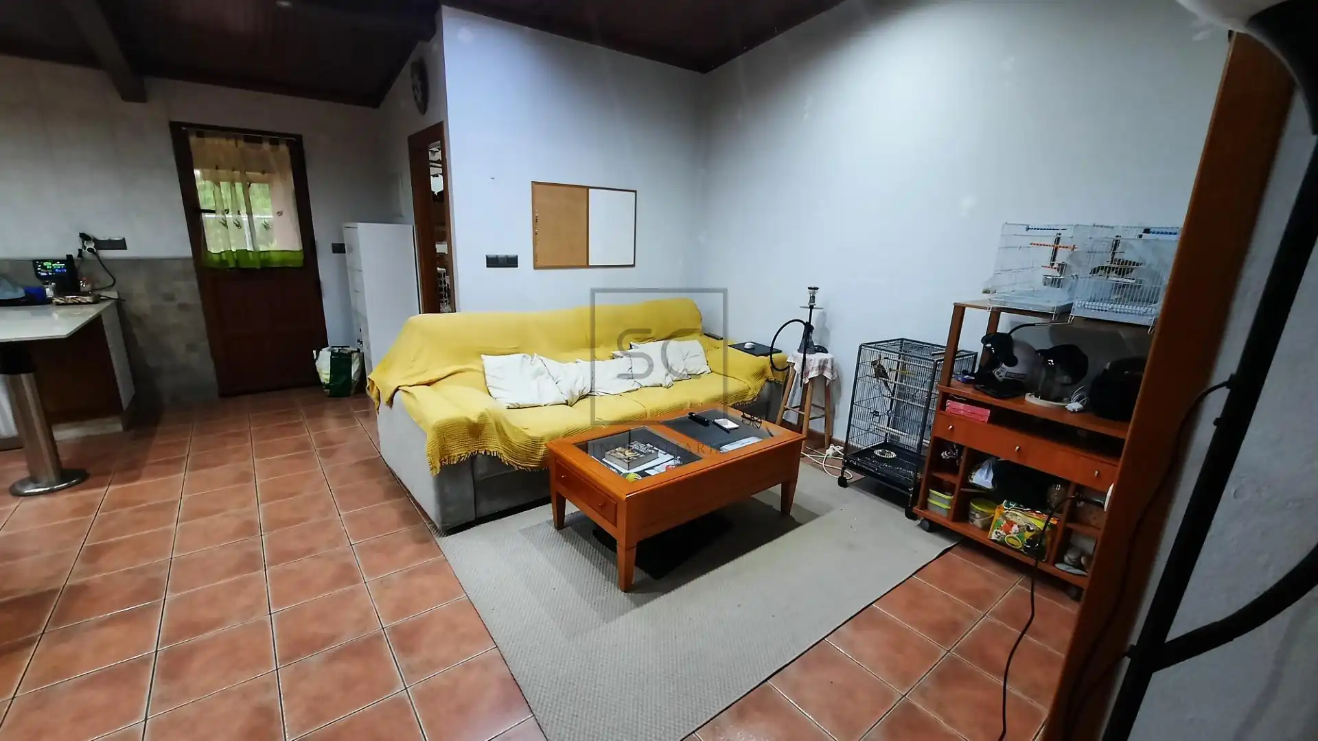 Wohnzimmer von Einfamilien-Reihenhaus zum Verkauf in Neda mit Heizung, Privatgarten und Alarm
