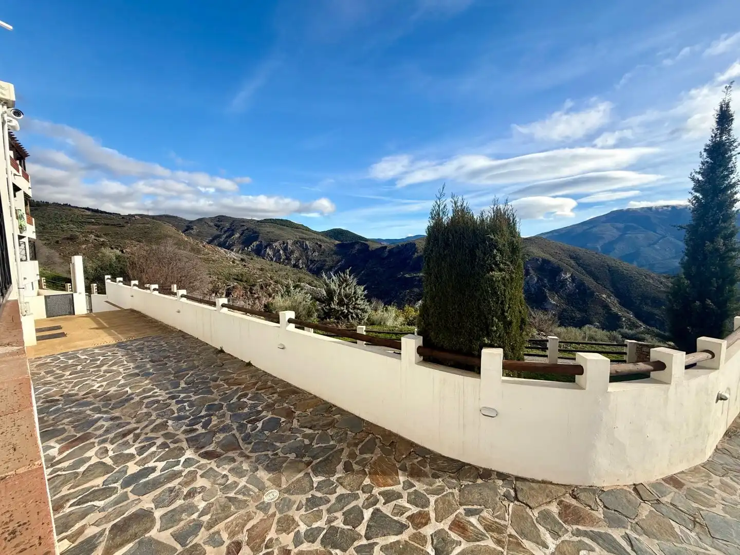 Vista exterior de Piso en venta en Carataunas con Calefacción, Terraza y Piscina comunitaria