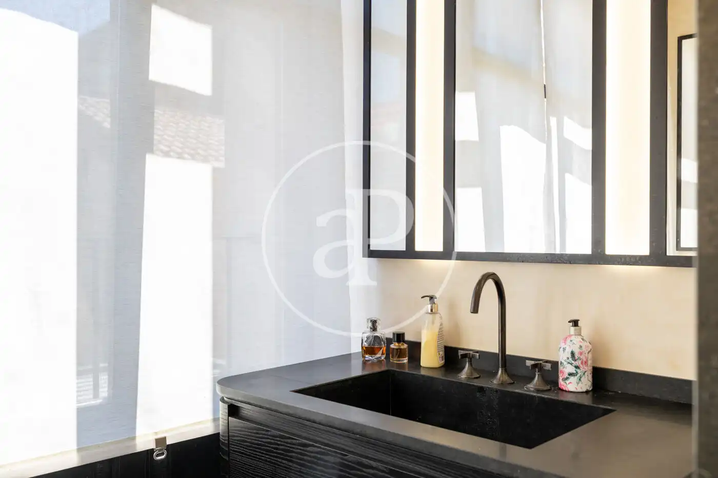Badezimmer von Wohnung zum Verkauf in Barcelona mit Klimaanlage und Heizung