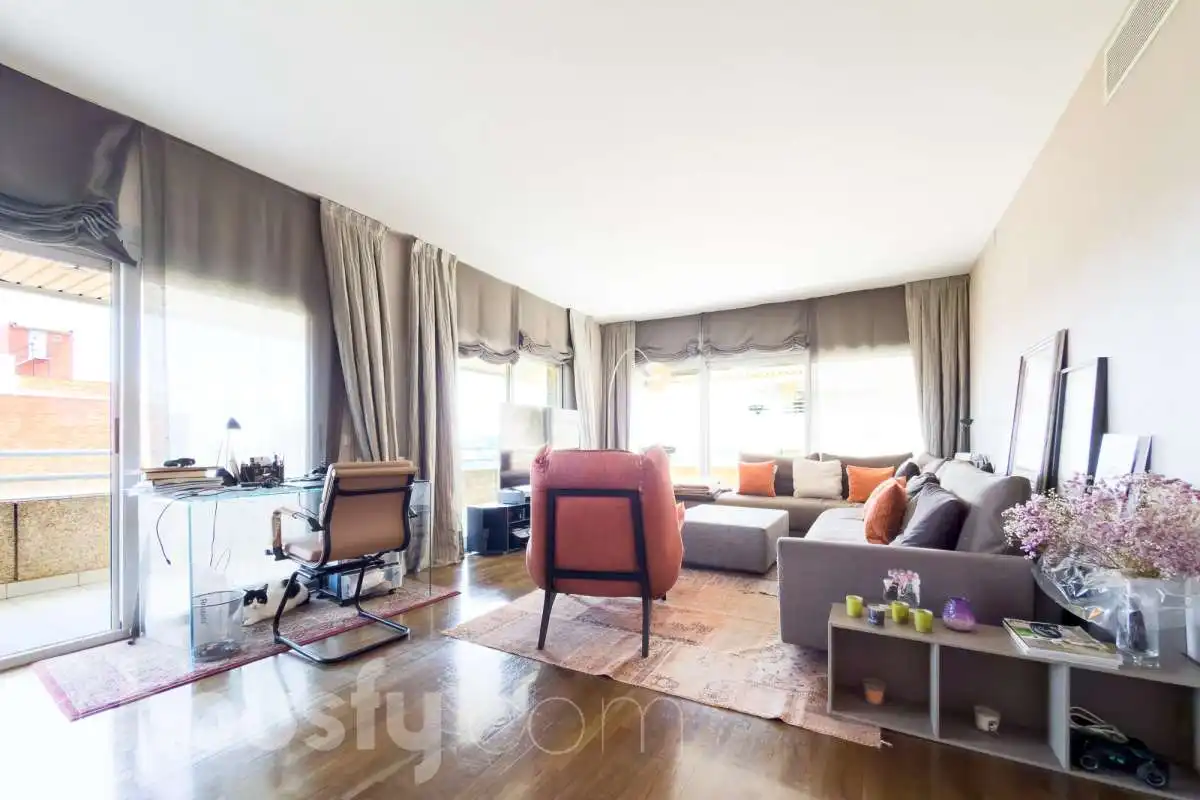 Sala de estar de Piso en venta en Barcelona con Aire acondicionado, Calefacción y Jardín privado