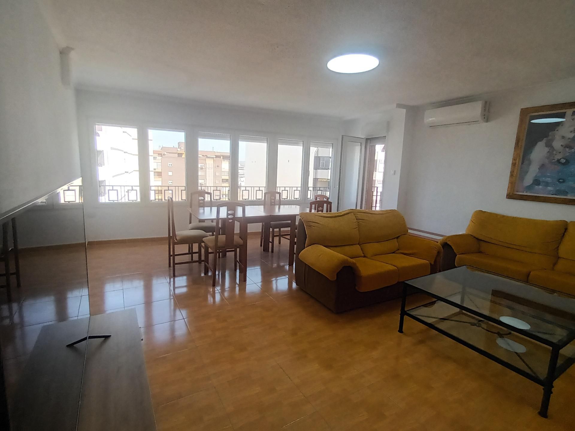 Sala d'estar de Pis de lloguer en Villena amb Aire condicionat i Balcó