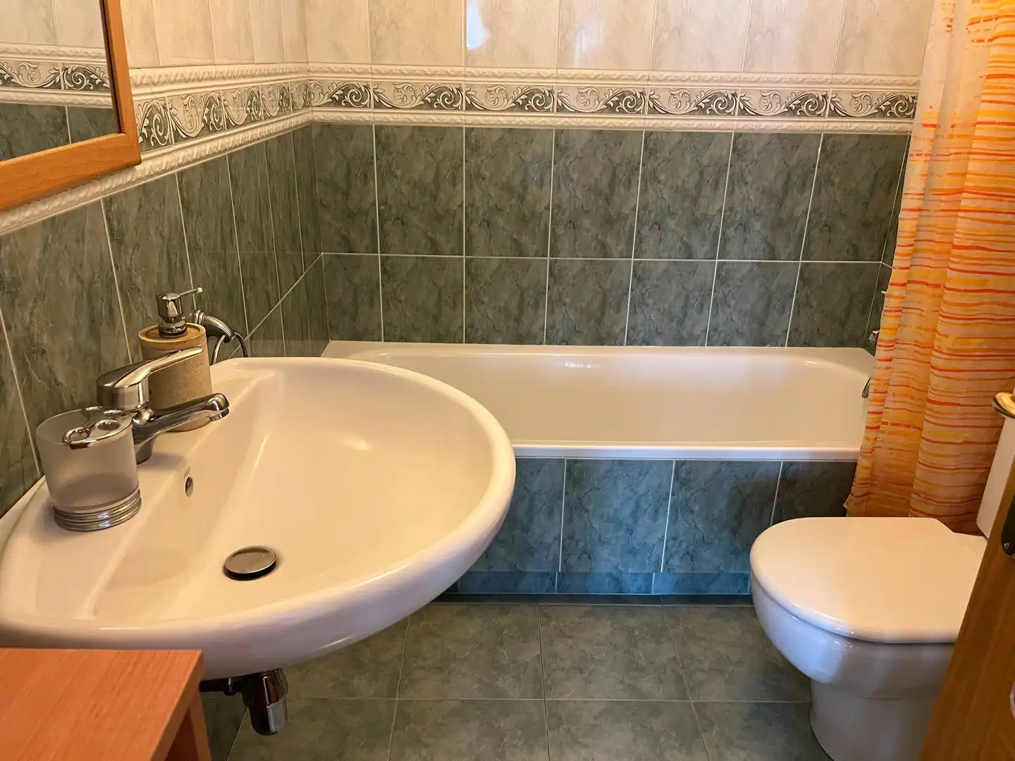 Baño de Piso de alquiler en Santiago de Compostela  con Calefacción, Trastero y Amueblado