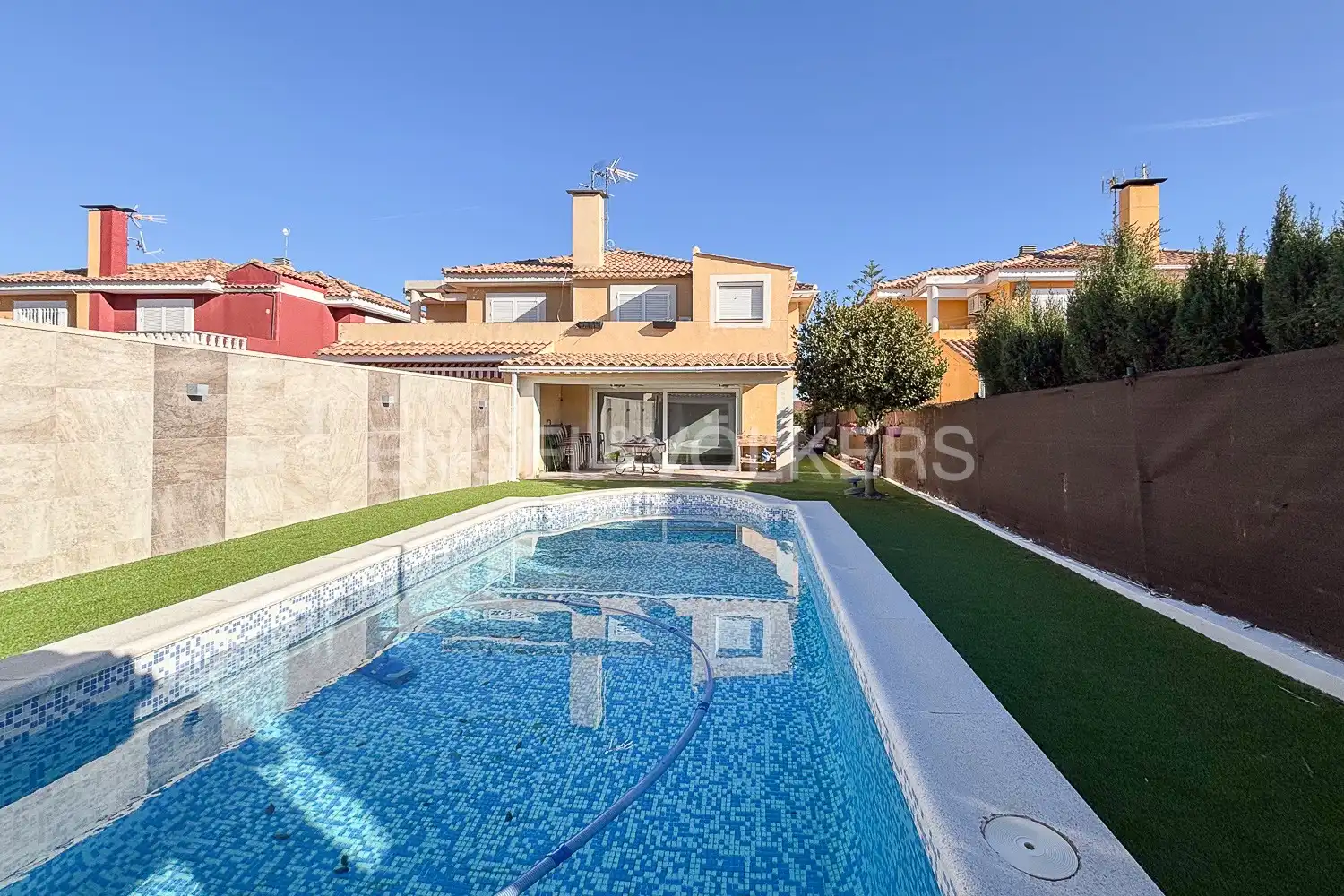 Exterior view of Detached homes for rent in La Pobla de Vallbona  with Air Conditioner, Heating and Private garden