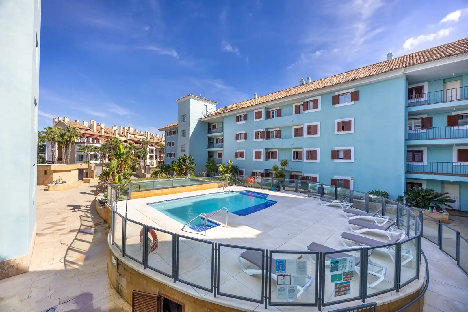 Apartment with pool for sale in Puerto de Sotogrande - La Marina