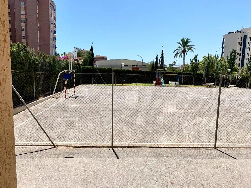 Aparcament de Apartament en venda en Alicante / Alacant amb Aire condicionat, Terrassa i Moblat