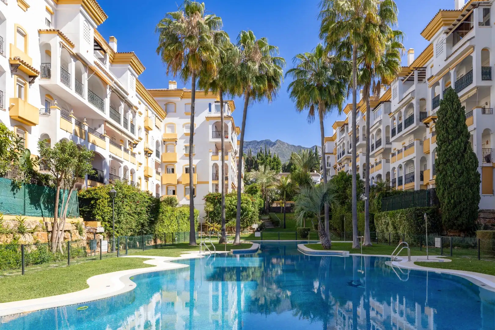 Außenansicht von Erdgeschoss zum Verkauf in Marbella mit Klimaanlage, Heizung und Terrasse
