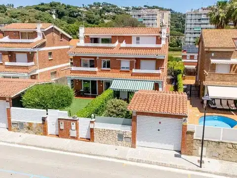 Casa aparellada amb terrassa en venda a Carrer Puigmal, imagen 87