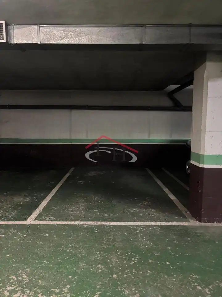 Parking de Piso en venta en León Capital  con Calefacción, Parquet y Terraza