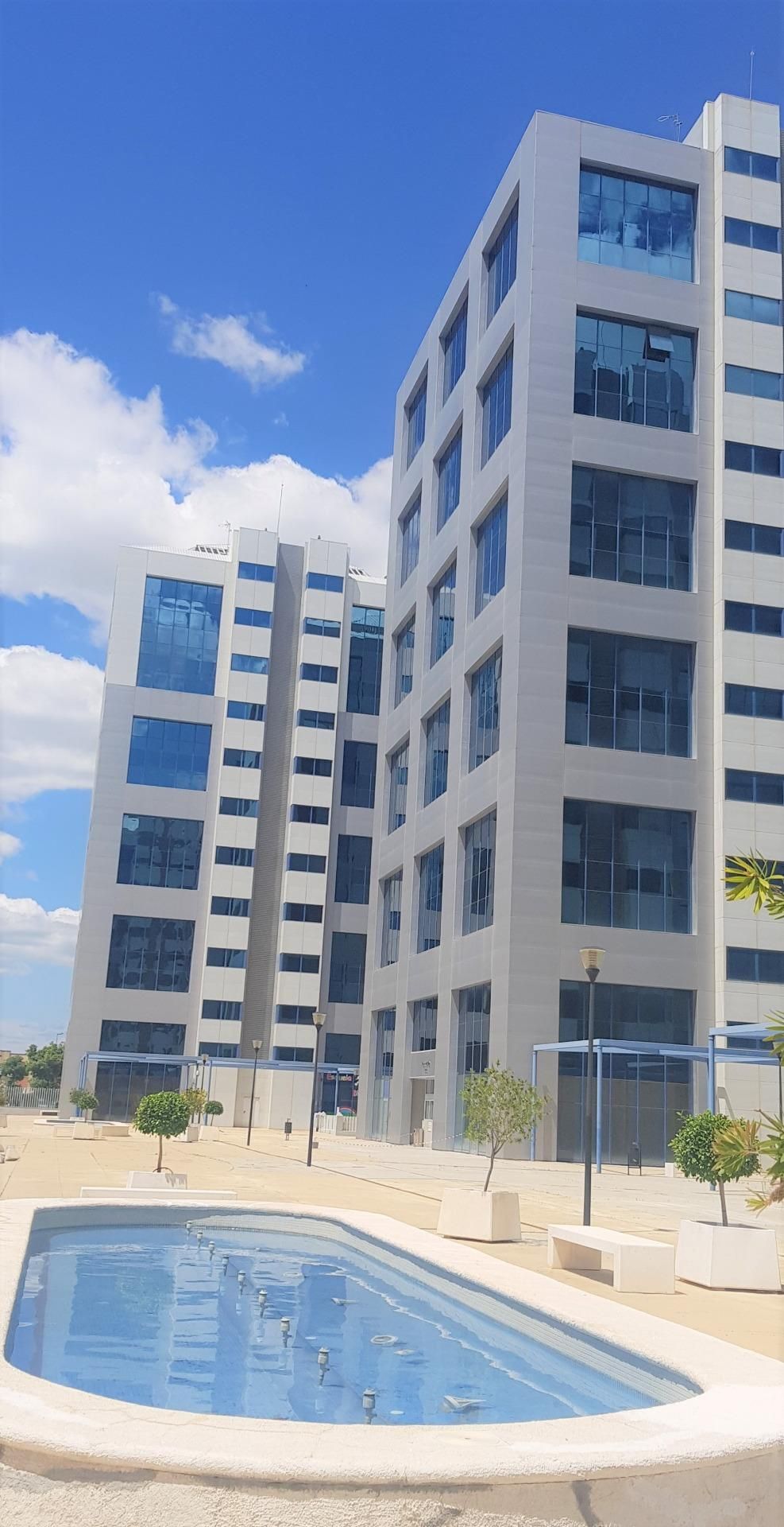Vista exterior de Oficina de lloguer en  Sevilla Capital amb Aire condicionat