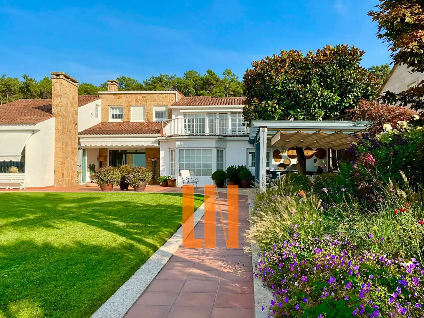 Vista exterior de Casa o xalet en venda en O Grove   amb Aire condicionat, Calefacció i Jardí privat