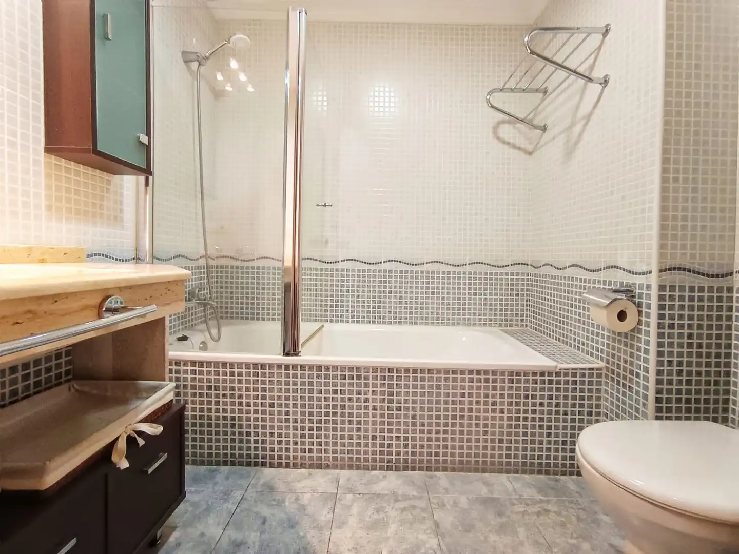 Badezimmer von Wohnung zur Miete in Pontevedra Capital  mit Heizung und Möbliert