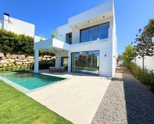 Vista exterior de Casa o xalet en venda en Estepona amb Aire condicionat, Calefacció i Jardí privat