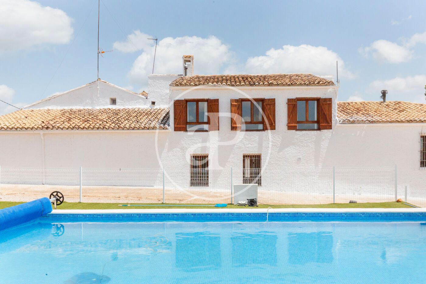 Vista exterior de Finca rústica en venda en Requena amb Aire condicionat, Calefacció i Jardí privat