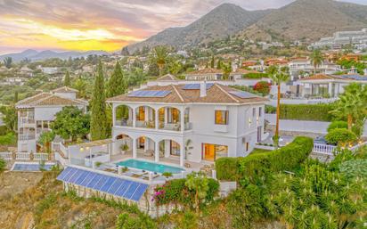 Vista exterior de Casa o xalet en venda en Benalmádena amb Aire condicionat, Jardí privat i Terrassa