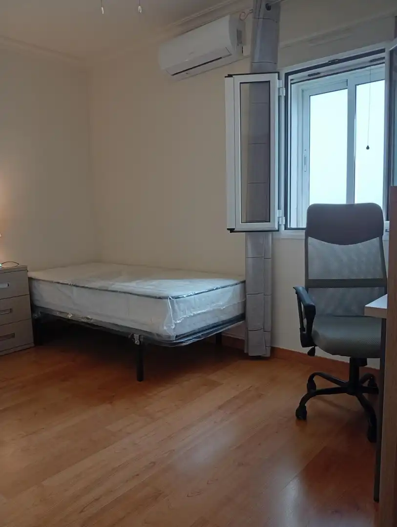 Schlafzimmer von Wohnung zur Miete in Sevilla mit Klimaanlage, Terrasse und Möbliert