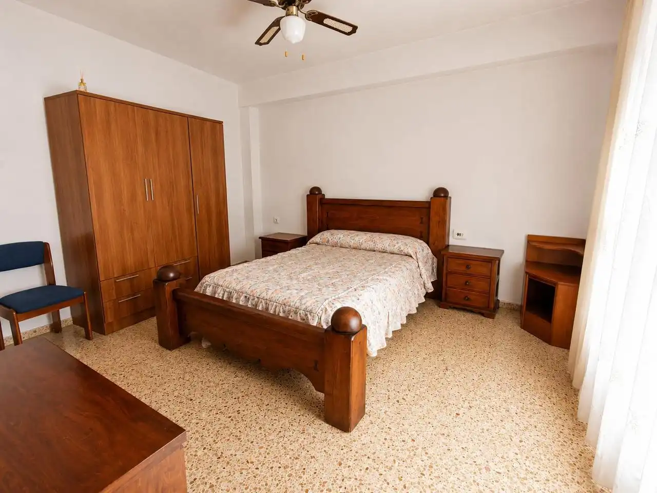 Schlafzimmer von Dachboden zum Verkauf in Oliva mit Terrasse und Abstellraum