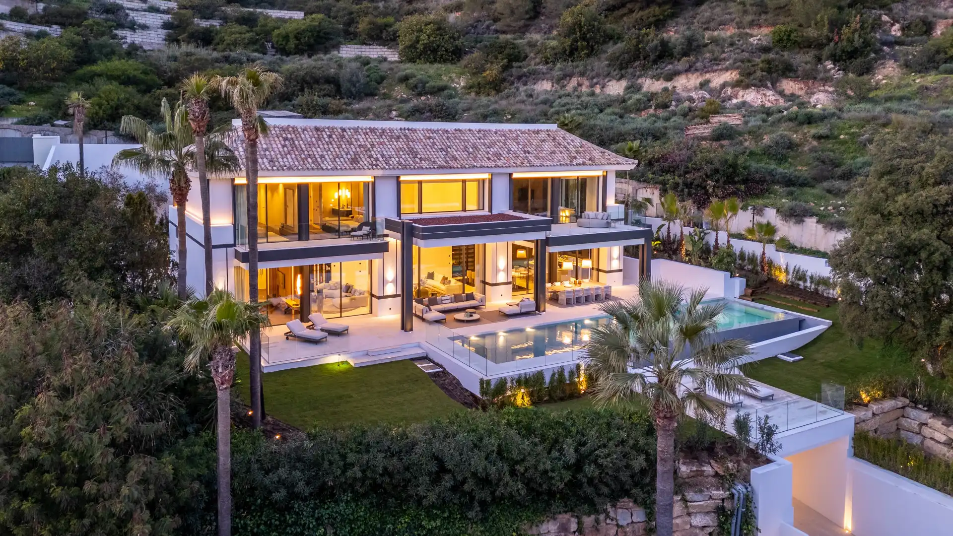 Vista exterior de Casa o xalet en venda en Marbella amb Aire condicionat, Jardí privat i Terrassa