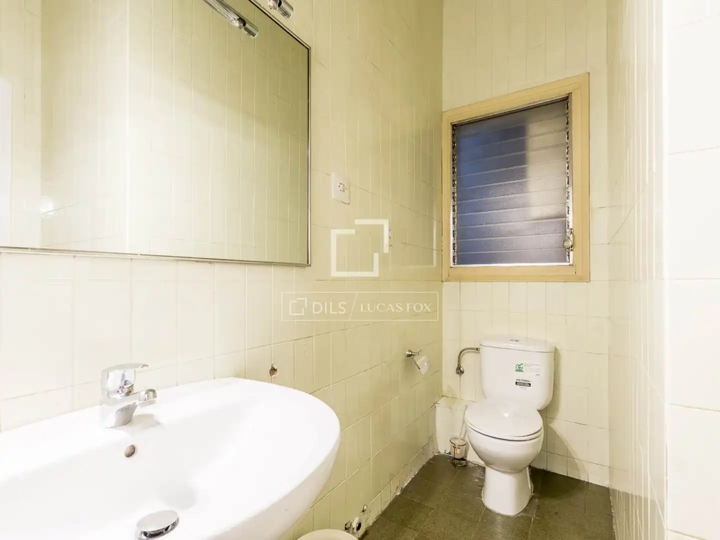 Bathroom of Flat for sale in Barcelona  with Air Conditioner and Heating