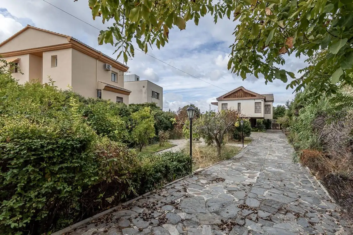 Houses for sale in Avenida HUETOR VEGA, Cájar