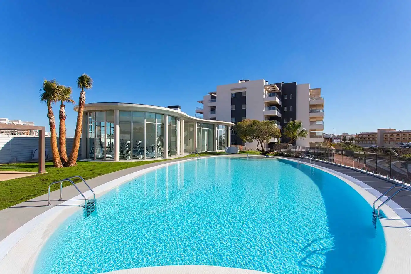 Piscina de Ático en venta en Orihuela con Calefacción, Terraza y Trastero