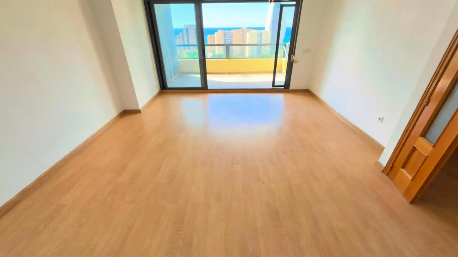 Sala d'estar de Pis en venda en Benidorm amb Aire condicionat, Jardí privat i Terrassa