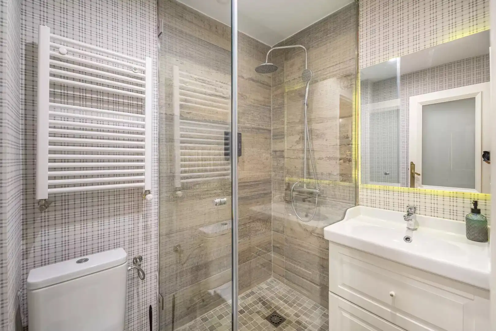 Bathroom of Flat for rent in Madrid  with Air Conditioner, Heating and Terrace