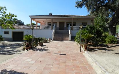 Vista exterior de Casa o xalet en venda en Linares amb Aire condicionat, Terrassa i Piscina