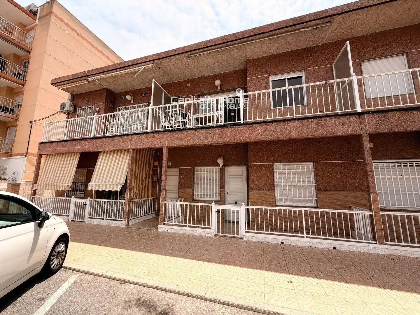 Außenansicht von Wohnung zum Verkauf in Santa Pola mit Terrasse, Abstellraum und Möbliert