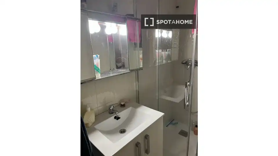 Bathroom of Flat for rent in Valencia  with Air Conditioner, Heating and Furnished