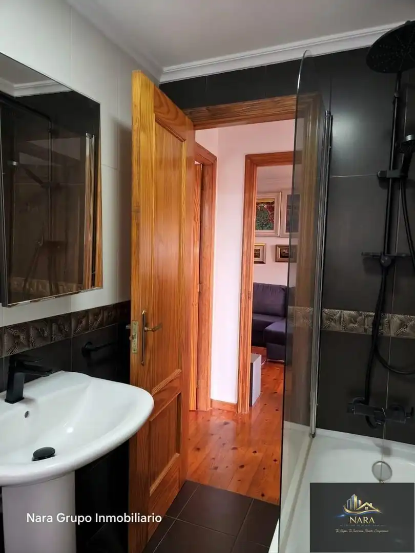 Badezimmer von Wohnung zum Verkauf in Santander mit Heizung, Privatgarten und Parkett
