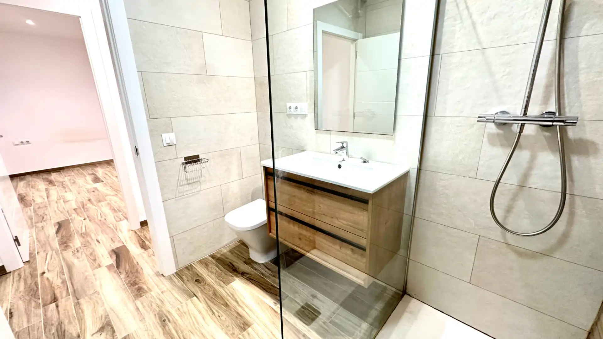 Baño de Planta baja en venta en Barcelona con Aire acondicionado, Calefacción y Parquet
