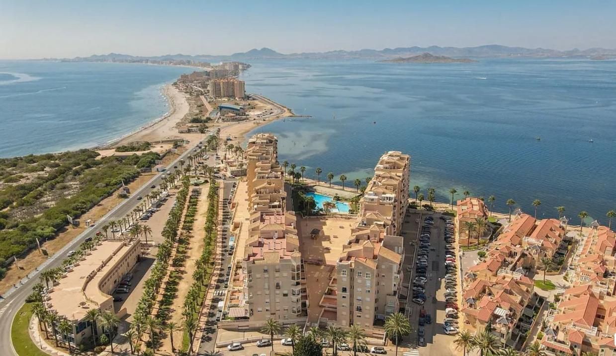 Vista exterior de Àtic en venda en La Manga del Mar Menor amb Aire condicionat, Jardí privat i Terrassa