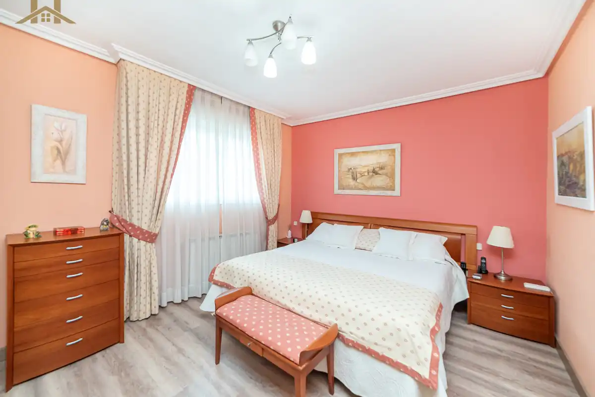 Habitación de Casa adosada en venta en Boadilla del Monte con Aire acondicionado, Calefacción y Jardín privado